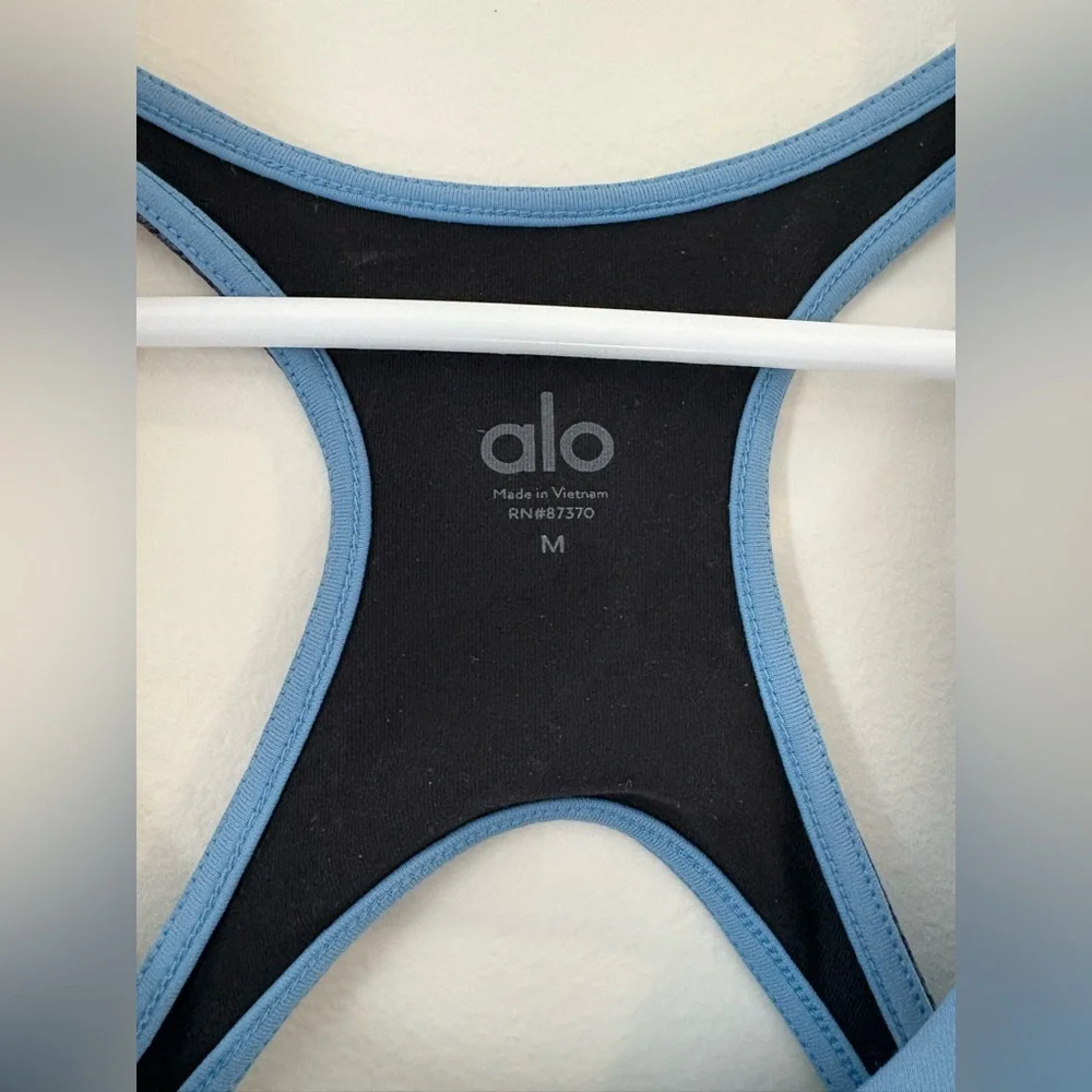 ALO Yoga Venture bra tank - Picture 3 of 8